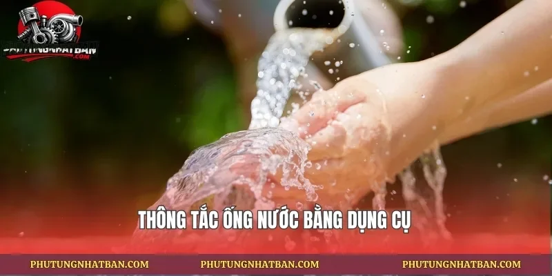 Thông tắc ống nước bằng dụng cụ